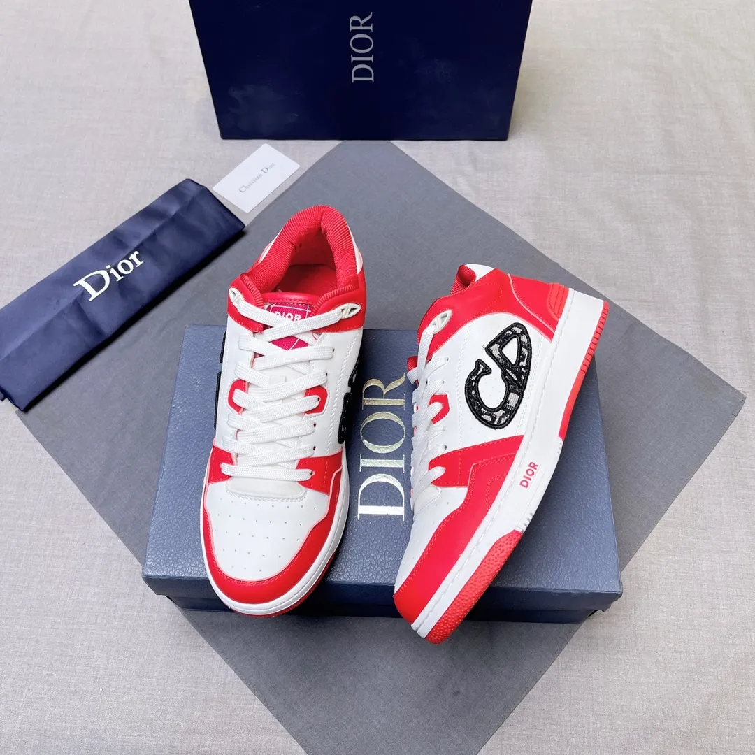 P420 Dior B57 low-top sneakers 2024 spring men's series new product launch [Celebrate][Celebrate][Celebrate], reinterpret the basketball shoe design and become Dior's classic item [strong][strong][strong], carefully crafted in black and cream white smooth cowhide, with beige suede, and the leather CD logo is displayed on the side Zhi, the tongue, sole and back side are decorated with various distinctive details to enhance the style[666][666], while the eyelet details, topstitching and rubber panels highlight the dynamic charm of its athletic style[strong][strong][strong]. It has a two-color rubber sole, which can be matched with various clothing to create a refined look. Size: 38 to 45 No. 067